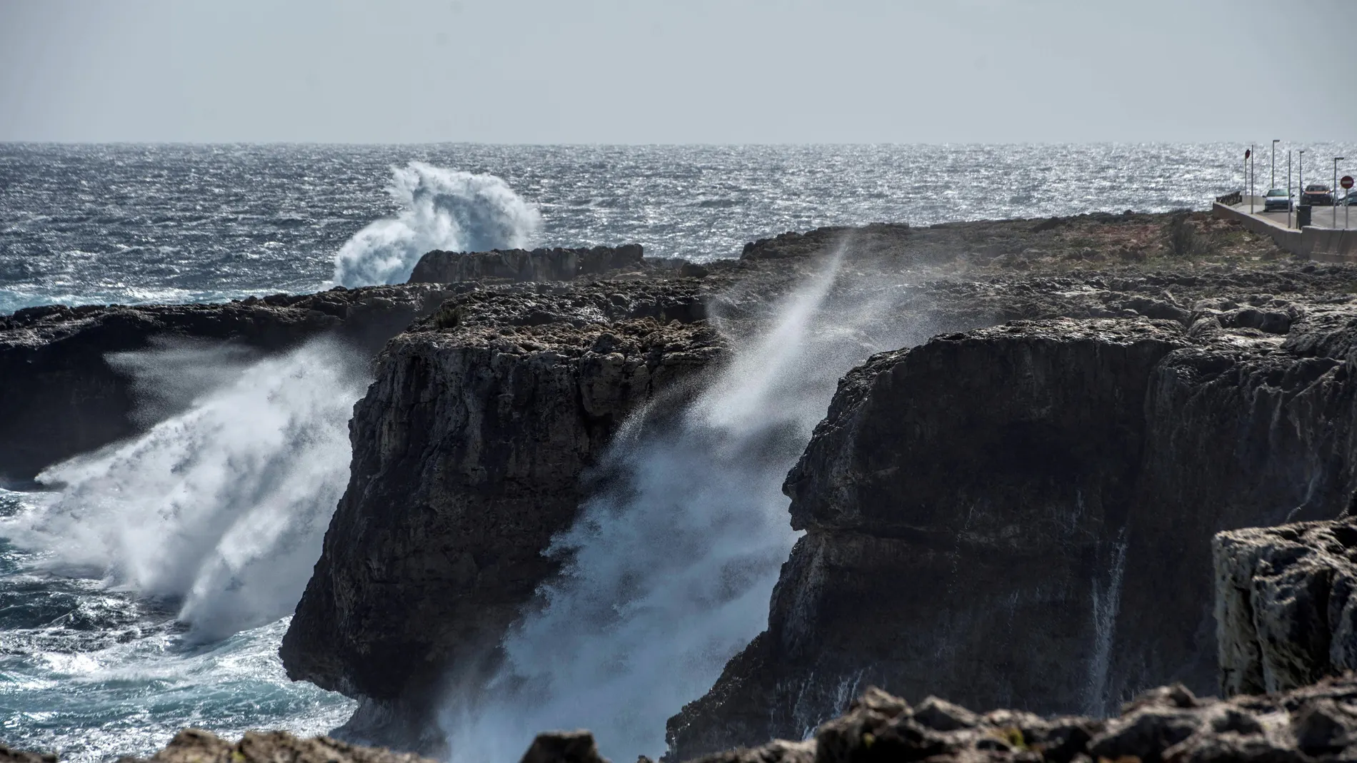 Grandes olas chocan contra las rocas de S'Algar, en el municipio de Sant Lluís, en Menorca