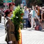 Dos militares portan la corona para honrar a los caidos por España durante el acto organizado con motivo del Día de la Fiesta Nacional, este lunes en Valencia