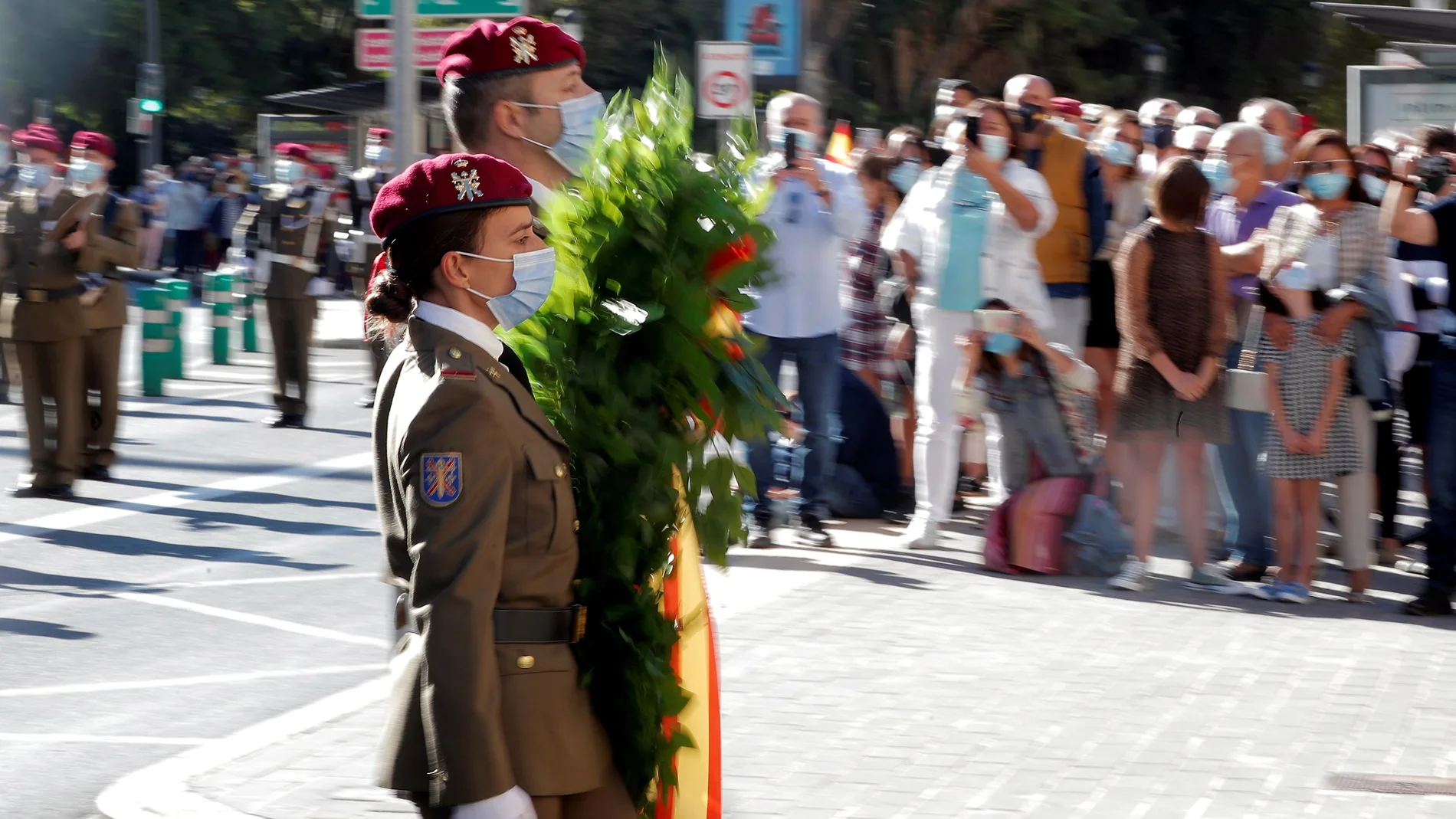 Dos militares portan la corona para honrar a los caidos por España durante el acto organizado con motivo del Día de la Fiesta Nacional, este lunes en Valencia