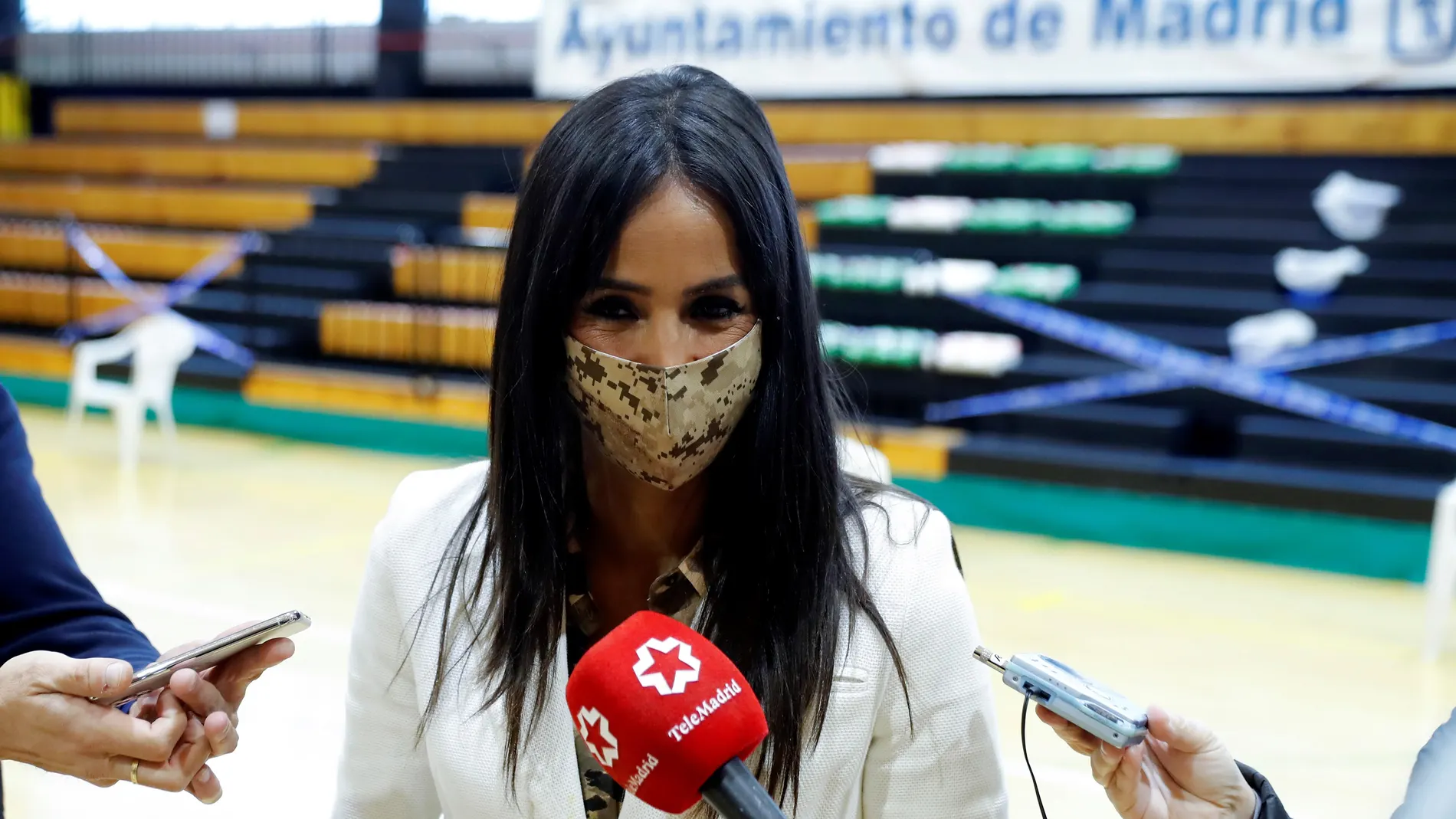 La vicealcaldesa de Madrid, Begoña Villacís, atiende a la prensa durante su visita al Centro Deportivo Municipal Plata y Castañar para comprobar cómo se ha preparado para acoger desde este martes las pruebas diagnósticas para la detección del coronavirus