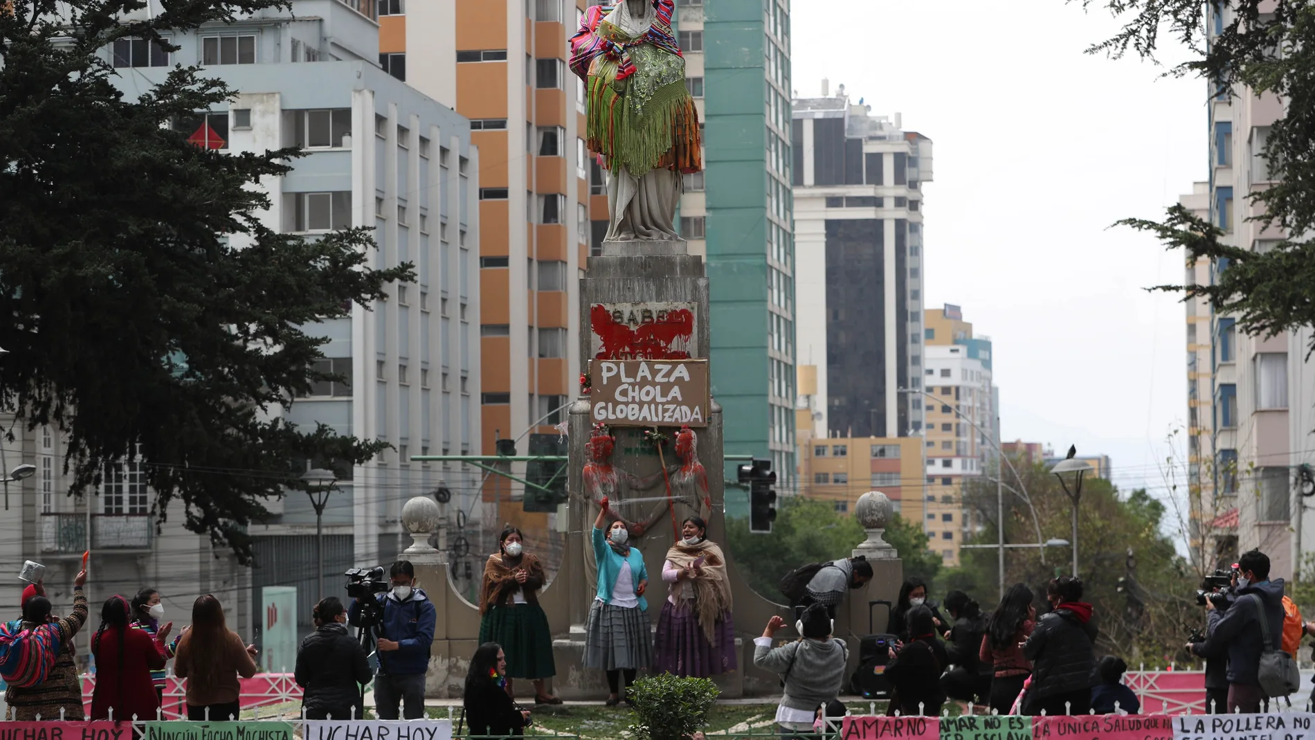 Activistas de grupos feministas lideradas por el colectivo Mujeres Creando vistieron el monumento de Isabel la Católica de "Chola", ademas de pintar de rojo la plaza que lleva el mismo nombre