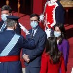 El Rey Felipe VI saluda a la ministra de Igualdad, Irene Montero, y al ministro de Consumo, Alberto Garzón, hoy en el Palacio Real