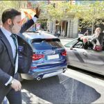 El líder de Vox, Santiago Abascal saluda a la caravana de vehículos a su llegada a la plaza de Colón de Madrid