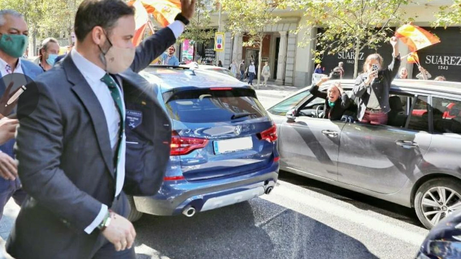 El líder de Vox, Santiago Abascal saluda a la caravana de vehículos a su llegada a la plaza de Colón de Madrid