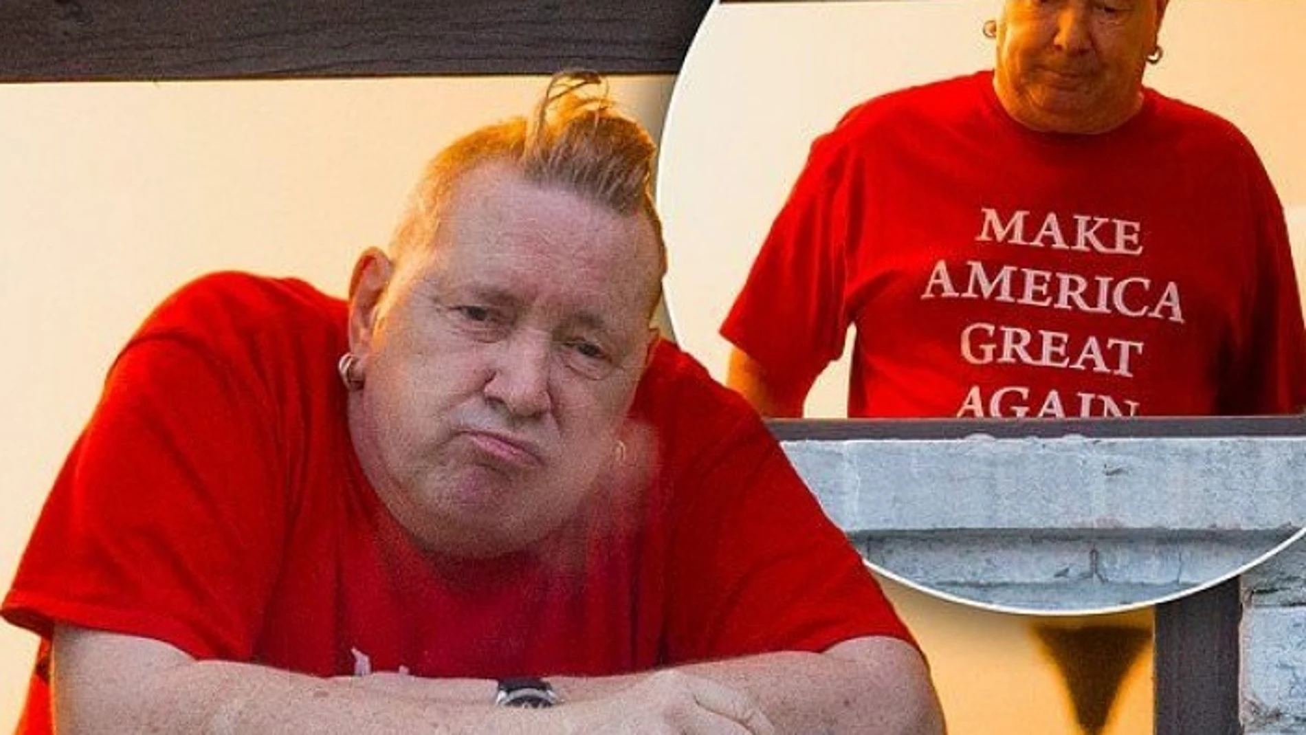 John Lydon, apodado Rotten y cantante de los Sex Pistols, posa con una camiseta MAGA