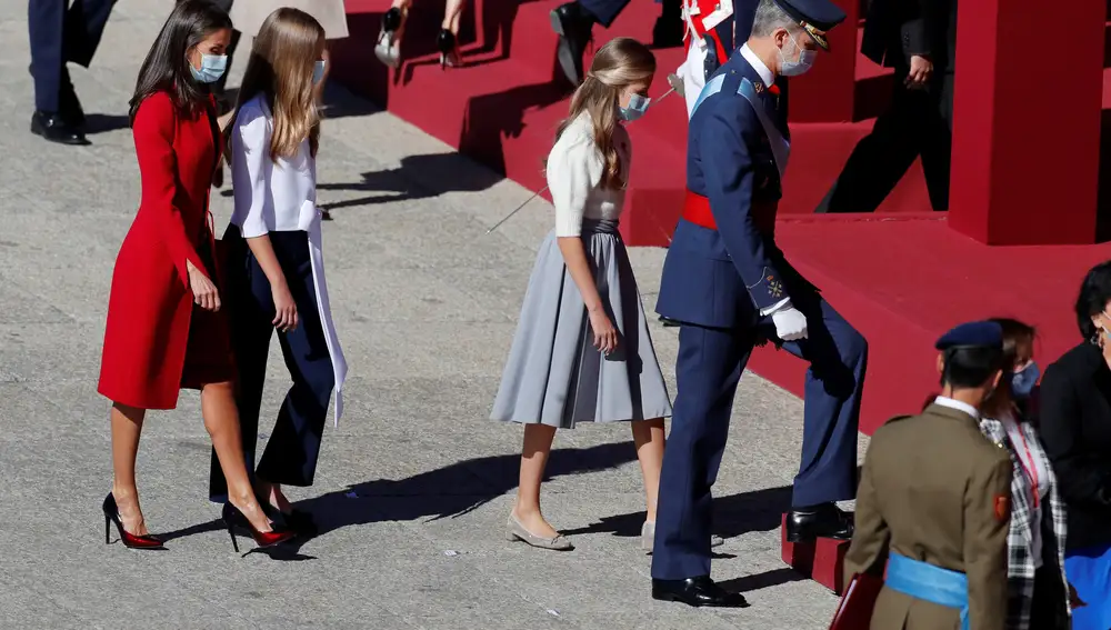 Los Reyes, la princesa de Asturias, Leonor (2d) y la infanta Sofía (2i) durante el acto organizado con motivo del Día de la Fiesta Nacional