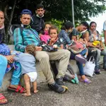 Familias de migrantes venezolanos descansan en una acera el 30 de septiembre de 2020, en San Cristóbal, estado Táchira (Venezuela)