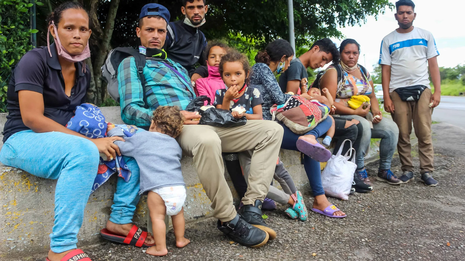 Familias de migrantes venezolanos descansan en una acera el 30 de septiembre de 2020, en San Cristóbal, estado Táchira (Venezuela)