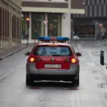 Un vehículo de la policía foral circula por una vía de Pamplona