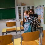 Estudiantes se abrazan en su último día de clase en Praga, República Checa