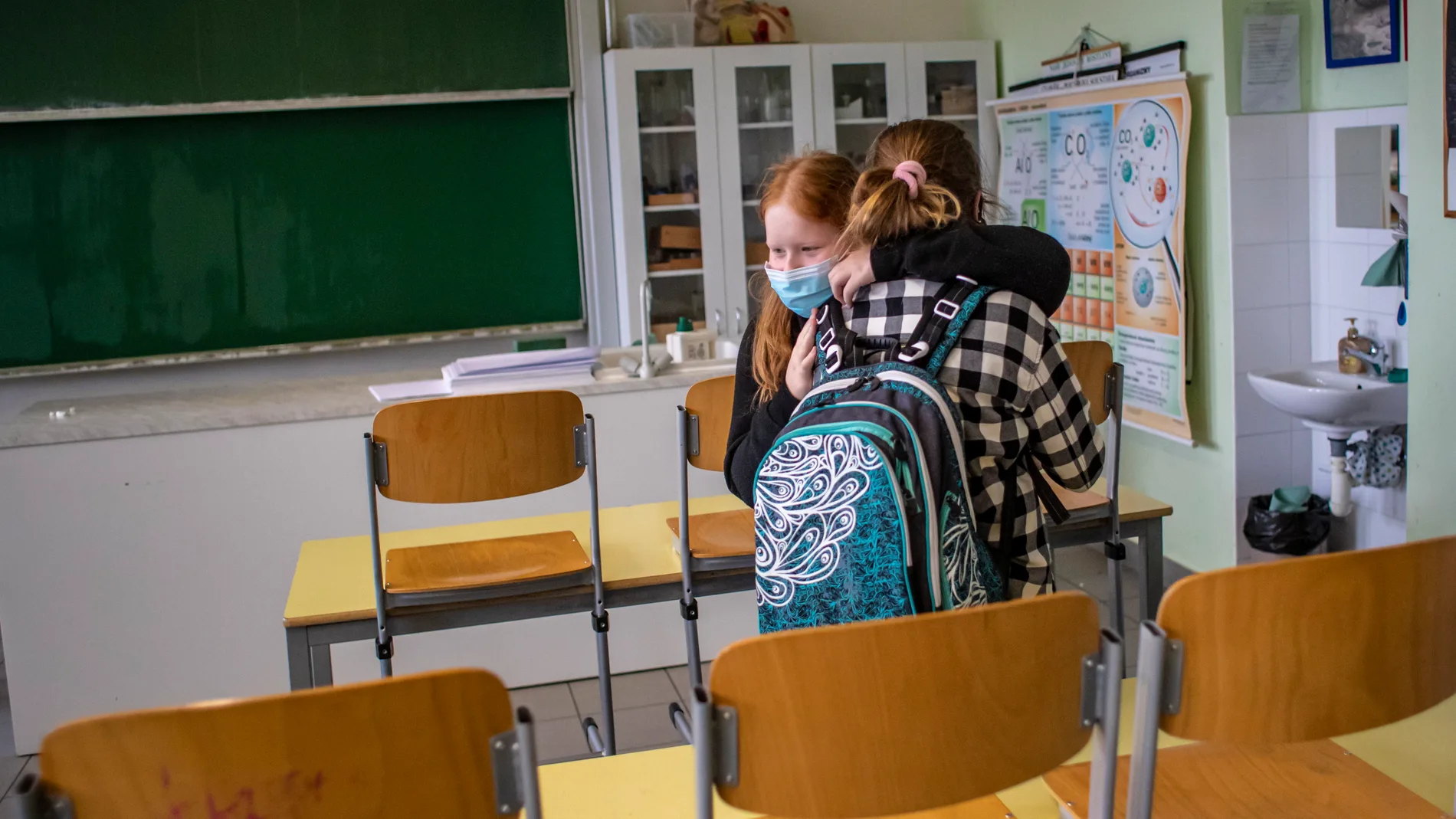 Estudiantes se abrazan en su último día de clase en Praga, República Checa