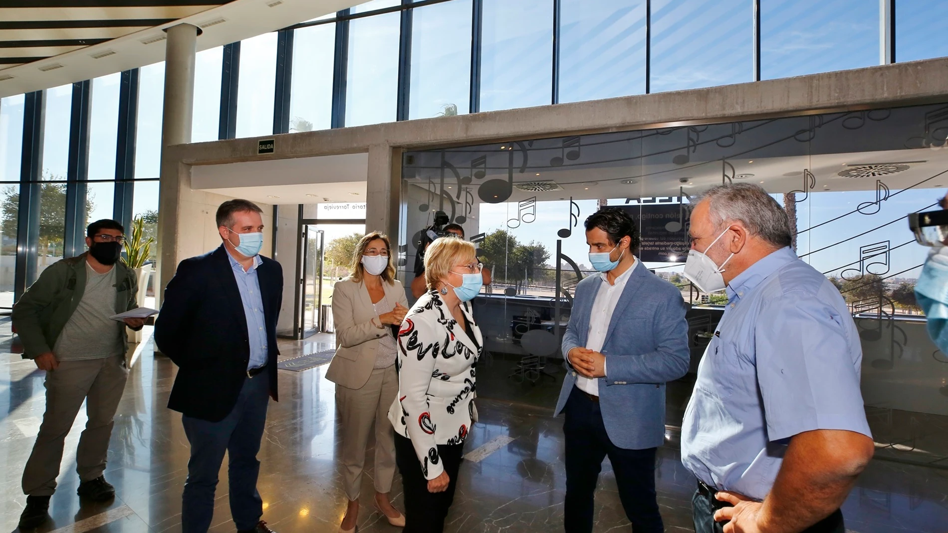 La consellera de Sanidad, Ana Barceló, habla con el alcalde de Torrevieja, Eduardo Dolón