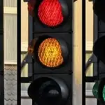  ¿Me pueden multar por pasar el semáforo en ámbar?