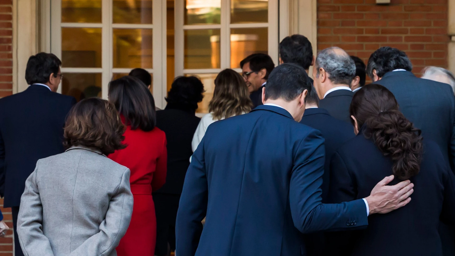 El presidente del gobierno, Pedro Sánchez posa junto con los miembros de su gabinete en la foto de familia en la Moncloa antes del primer Consejo de Ministros del Gobierno de coalicion.