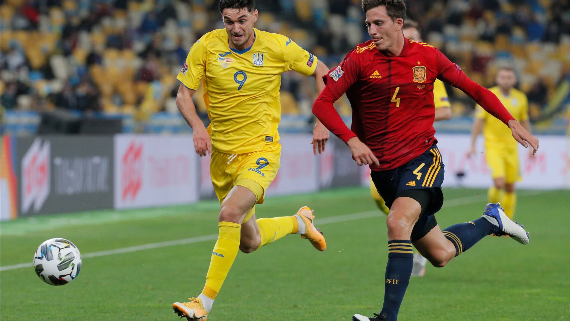 Pau Torres, en un partido de la selección española contra Ucrania.