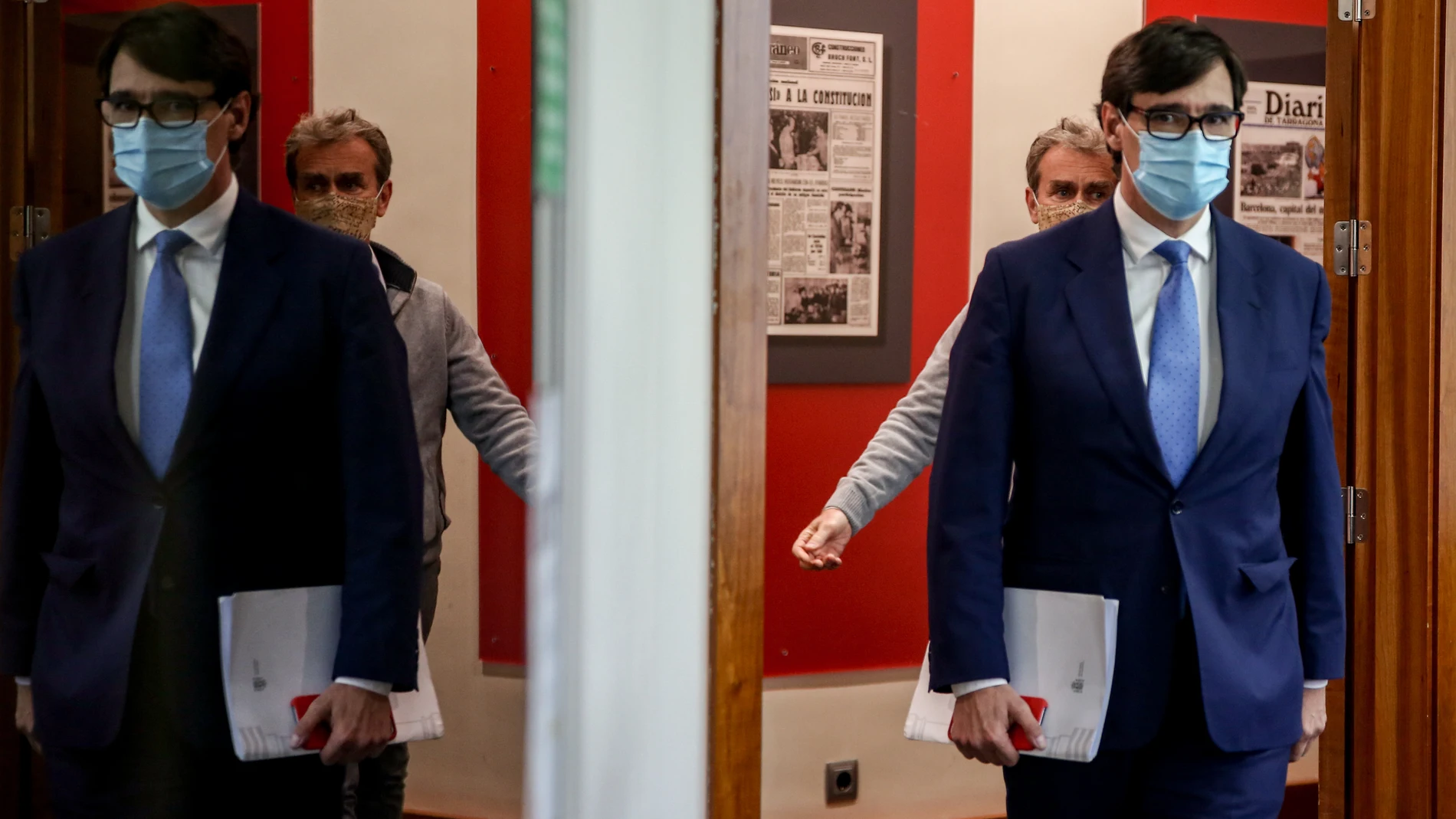 El ministro de Sanidad, Salvador Illa (d); y el director del Centro de Coordinación de Alertas y Emergencias Sanitarias (CCAES), Fernando Simón (i), a su llegada para comparecer en rueda de prensa en Moncloa para informar de la evolución de la pandemia, en Madrid