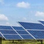 imagen de archivo de placas solares y aerogeneradores