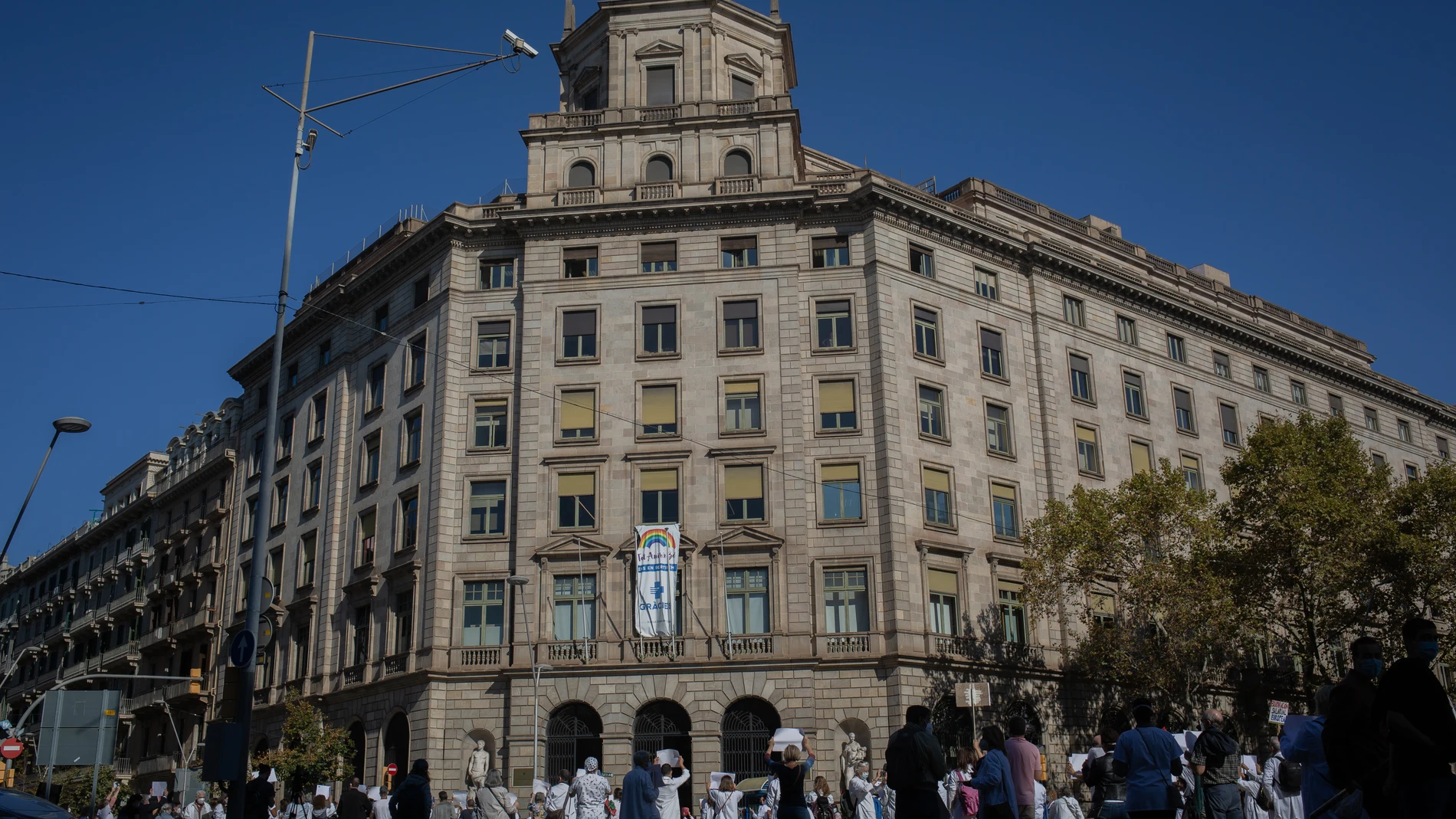 Facultativos de los Centros de Atención Primaria (CAP) del Instituto Catalán de la Salud (ICS) sostienen pancartas durante una concentración en Barcelona, en una huelga realizada en octubre
