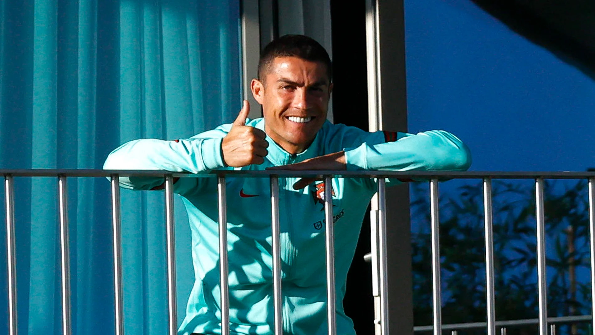 Cristiano Ronaldo saluda desde su habitación en la concentración de Portugal