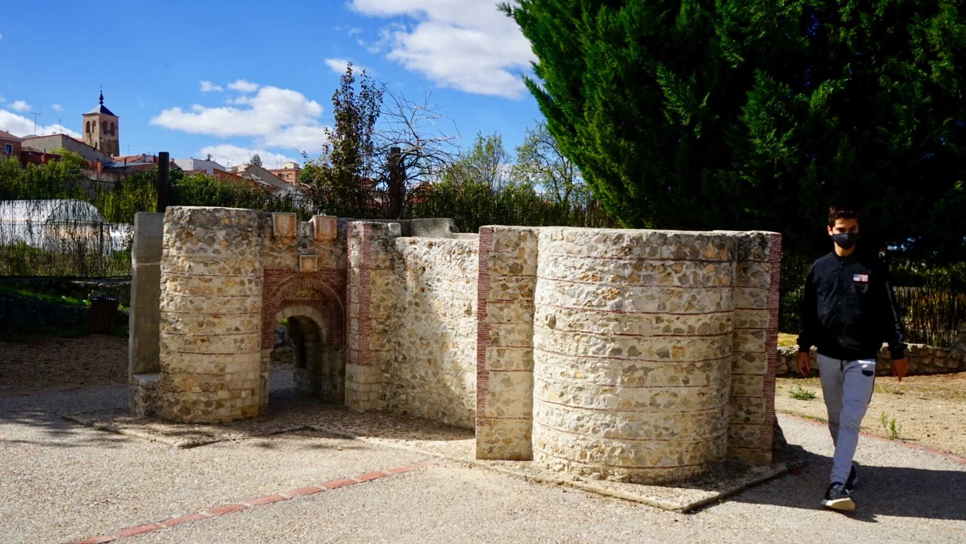 Arco de San Basilio (Cuéllar) a escala en el Parque temático del Mudéjar.