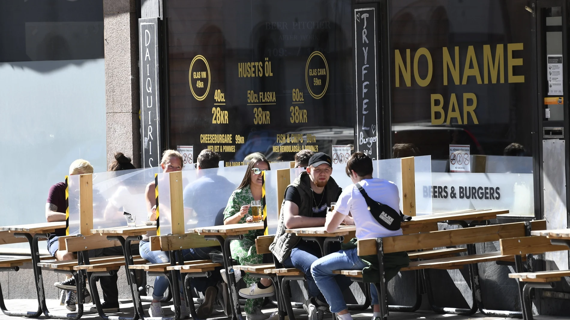 Mamparas entre las mesas de un restaurante del centro de Estocolmo para combatir la propagación del coronavirus