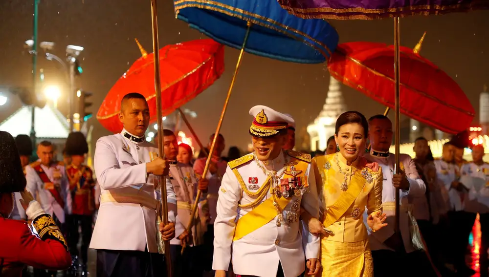 El rey Maha Vajiralongkorn y la reina Suthida el pasado 13 de octubre durante la ceremonia por el aniversario del venerado rey Bhumibol Adulyade, padre del actual monarca, que murió en 2016