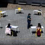 AME994. BUENOS AIRES (ARGENTINA), 13/10/2020.- Jóvenes del ultimo año de la escuela secundaria regresan a los colegios, este martes, luego de más de 200 días de clases en casa a causa de la pandemia de la COVID-19, en Buenos Aires (Argentina). Los estudiantes, usando tapabocas y respetando la distancia para evitar la propagación de la COVID-19, tomaron las clases al aire libre en los patios del colegio. EFE/Juan Ignacio Roncoroni