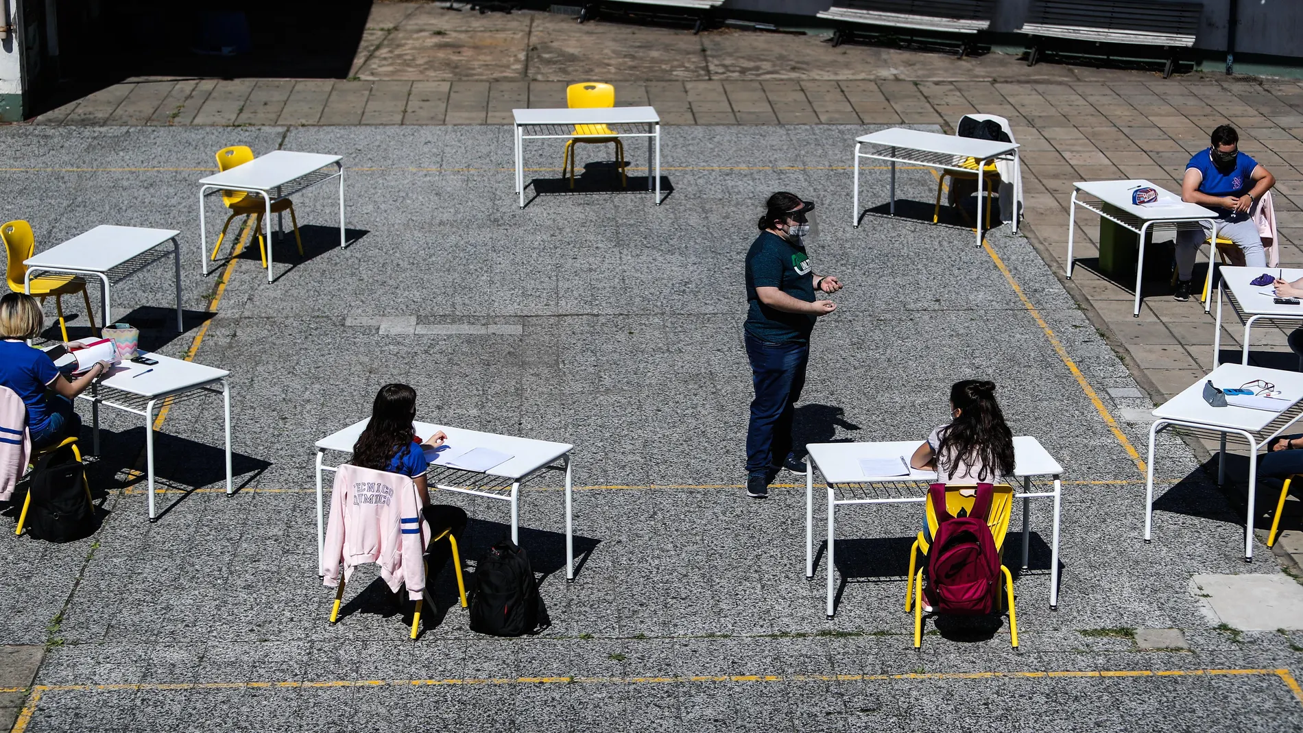 AME994. BUENOS AIRES (ARGENTINA), 13/10/2020.- Jóvenes del ultimo año de la escuela secundaria regresan a los colegios, este martes, luego de más de 200 días de clases en casa a causa de la pandemia de la COVID-19, en Buenos Aires (Argentina). Los estudiantes, usando tapabocas y respetando la distancia para evitar la propagación de la COVID-19, tomaron las clases al aire libre en los patios del colegio. EFE/Juan Ignacio Roncoroni