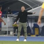 Luis Enrique da instrucciones a Ansu Fati desde el área técnica