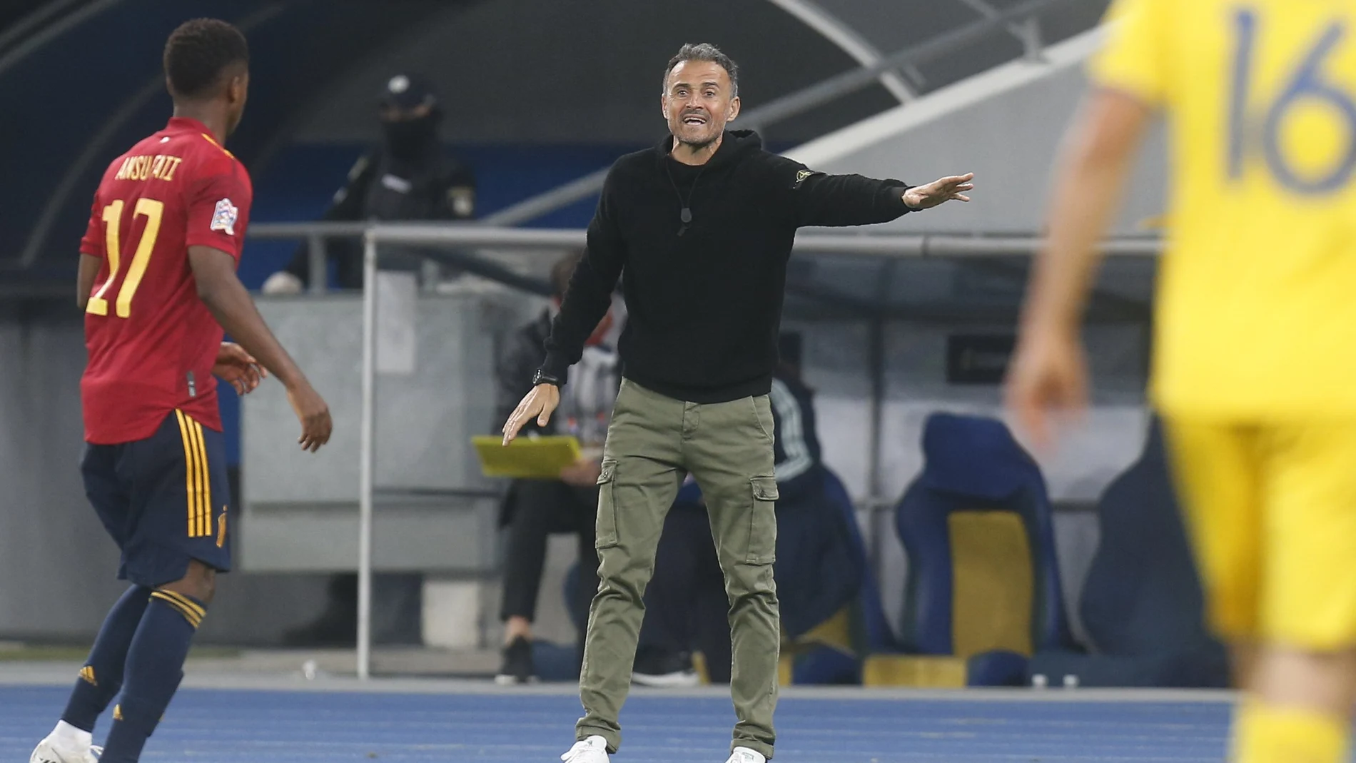 Luis Enrique da instrucciones a Ansu Fati desde el área técnica