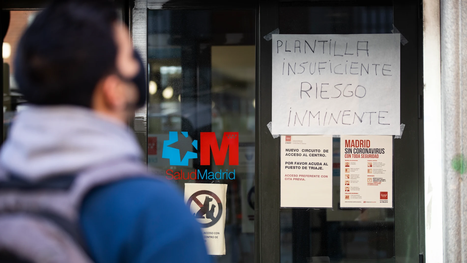 Foto de archivo del Centro de Salud Las Cortes en el que se puede leer un cartel de "Plantilla insuficiente riesgo inminente" durante la huelga del colectivo de enfermeros