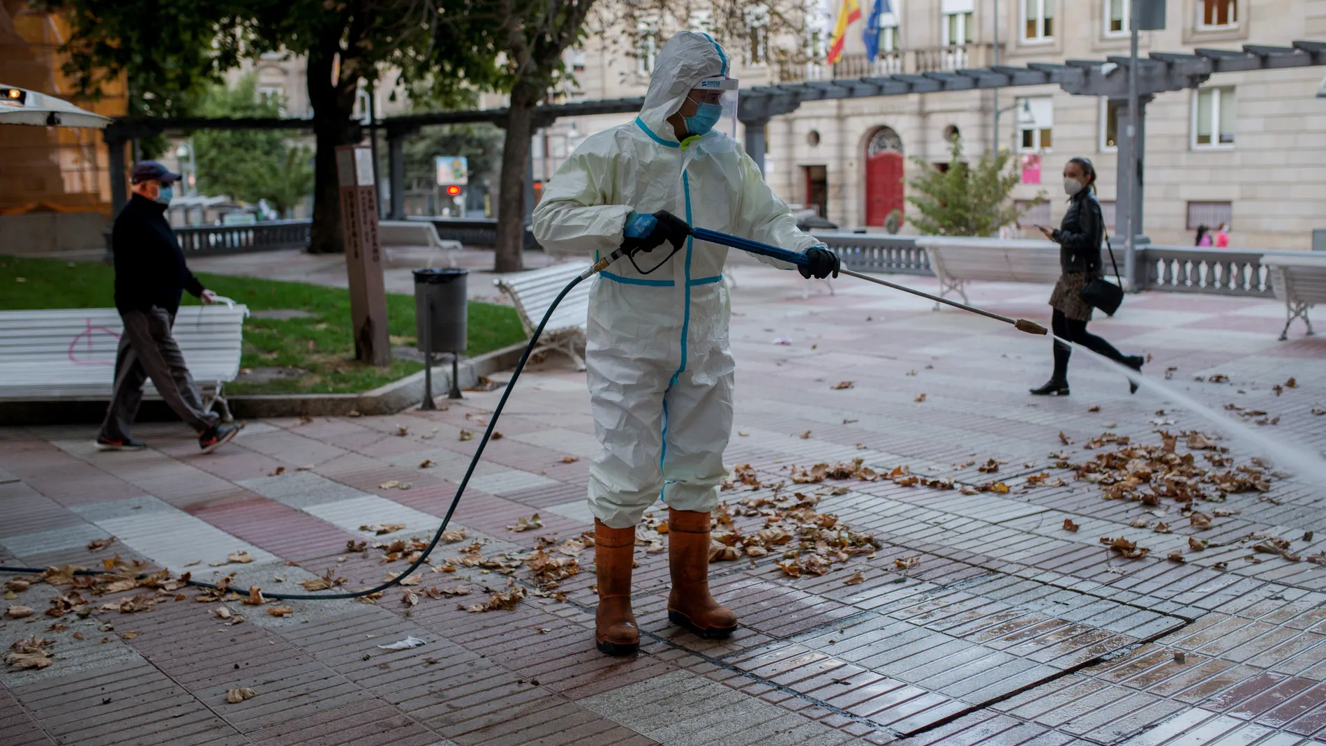 Un operario municipal realiza labores de desinfección en un parque infantil de Ourense. EFE/Brais Lorenzo