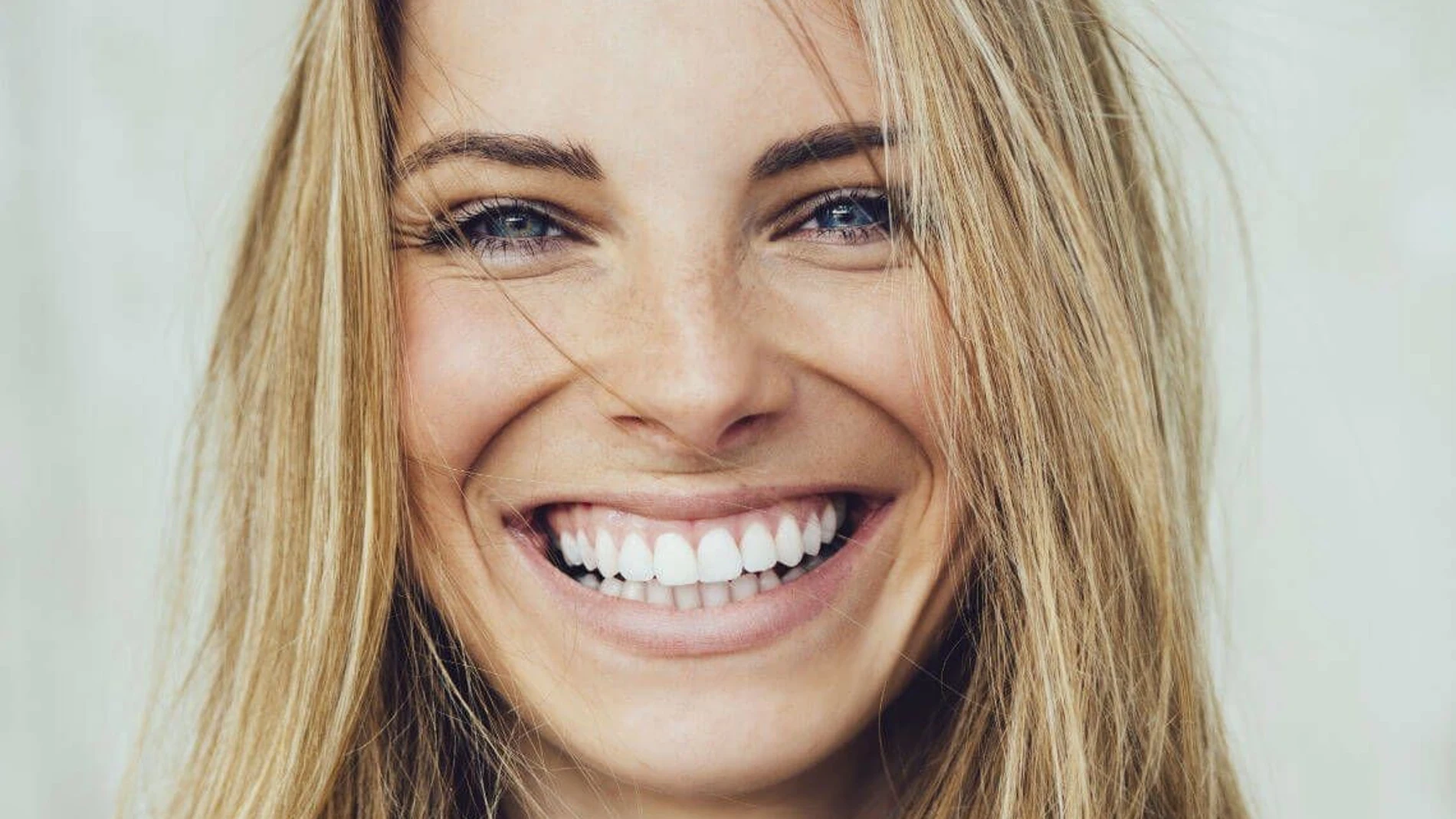 A nivel psicoemocional, sonreír nos ayuda a sentirnos vivos, alivia el estrés y favorece la descarga de tensiones.
