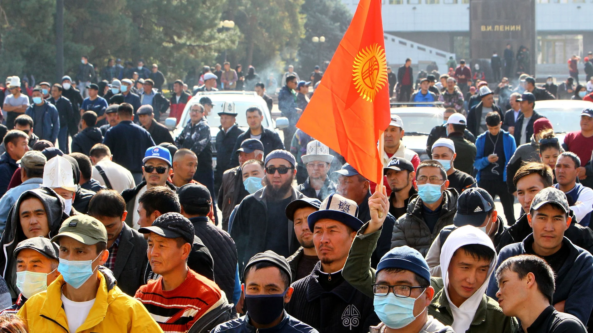 Manifestantes piden ayer en Biskek la dimisión del presidente de Kirguistán, Sooronbai Jeenbekov