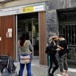 Varias personas hacen cola a las puerta de una oficina del Servicio Valenciano de Empleo y Formación (Servef)