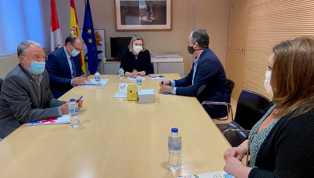 La consejera de Familia e Igualdad de Oportunidades, Isabel Blanco, se reúne con los representantes de Aspace