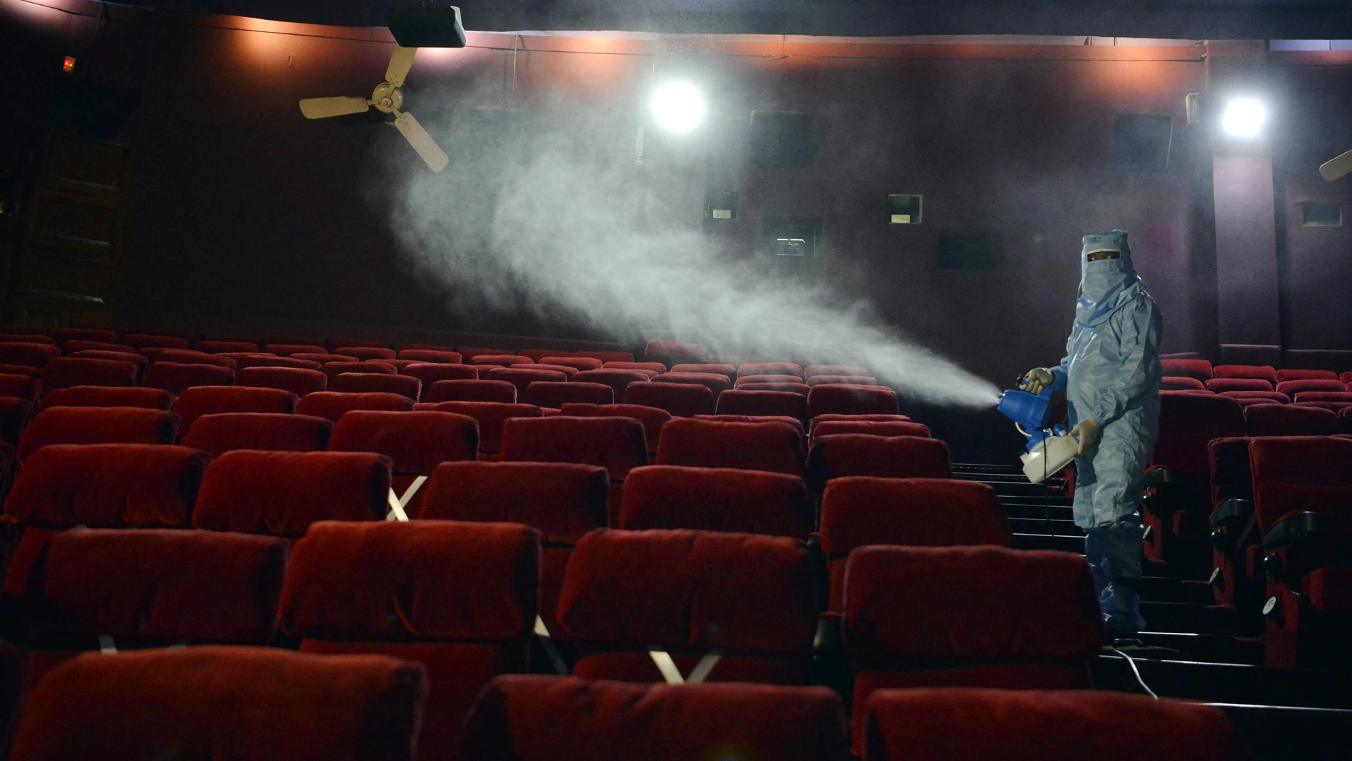 Labores de desinfección de una sala de cine en Nueva Delhi14/10/2020 ONLY FOR USE IN SPAIN