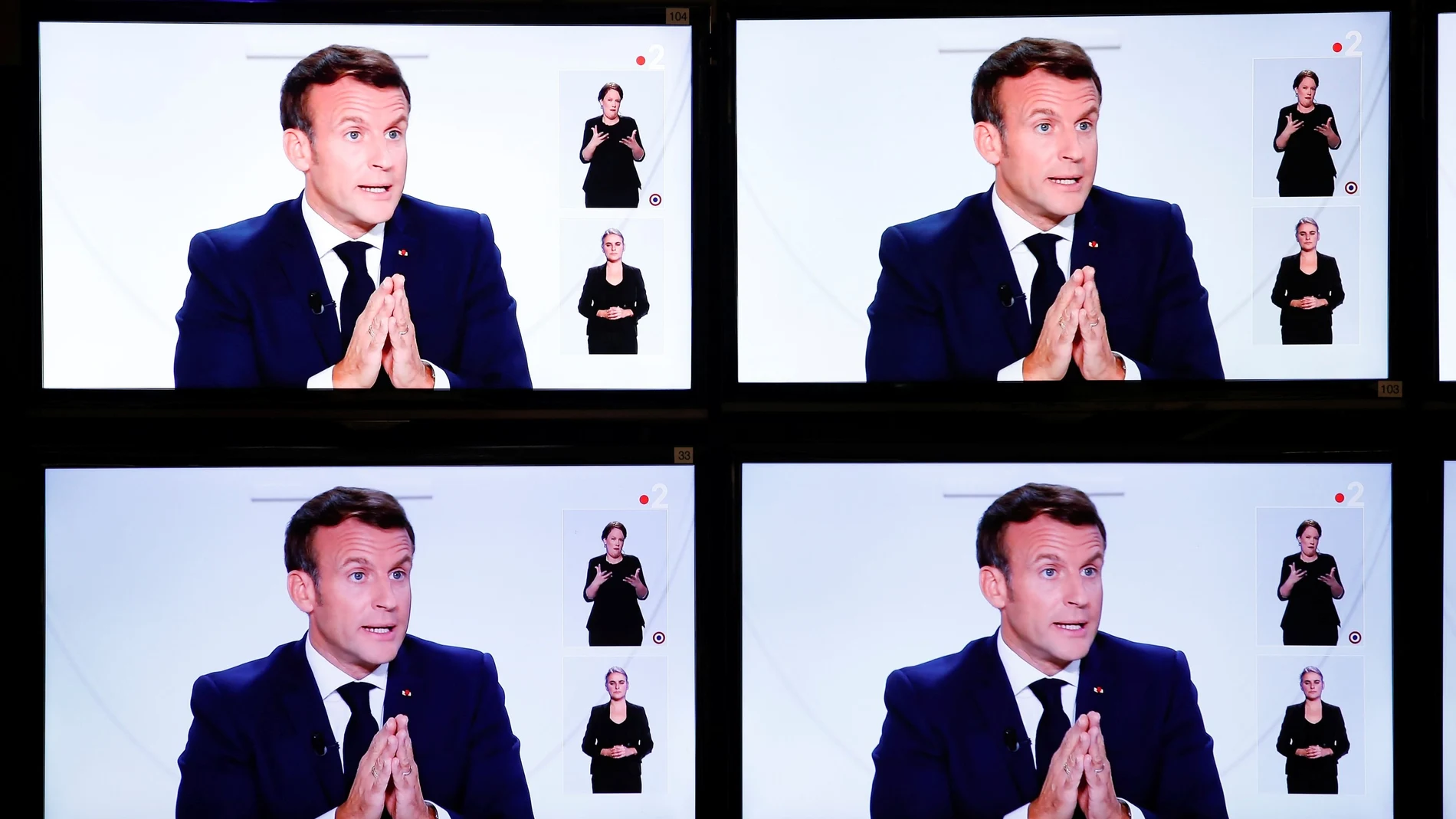 El Presidente francés Emmanuel Macron en el momento que anuncia en una entrevista en televisión las medidas contra la segunda ola del Covid-19 en Francia.