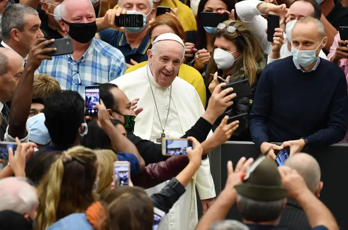 El Papa asume la distancia social: audiencia de lejos sin mascarilla