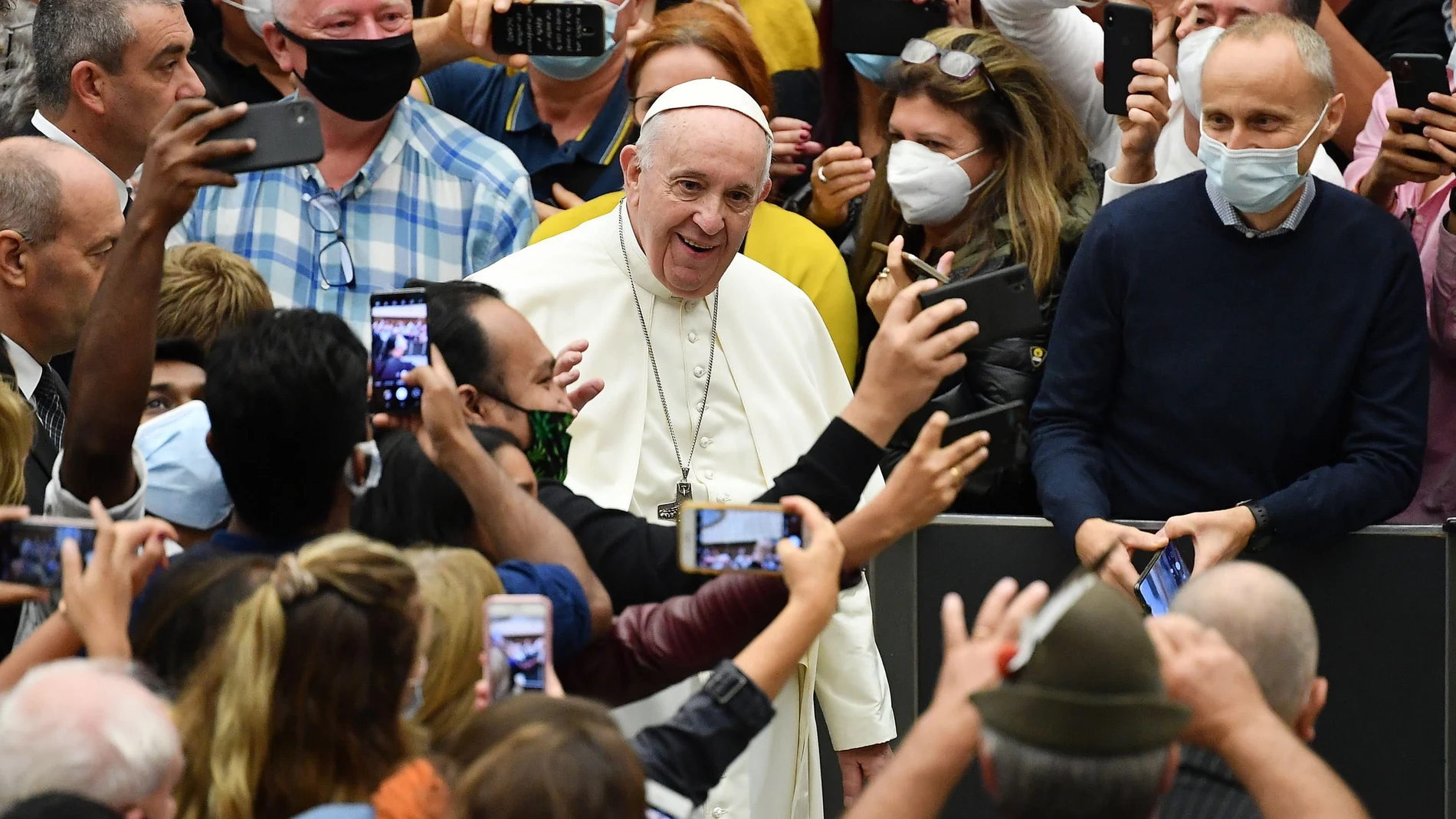 El Papa, ayer, a su llegada a la audiencia con los fieles en el Vaticano