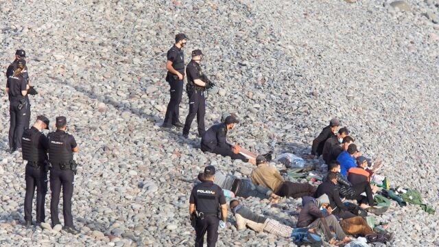 Una patera con 15 inmigrantes magrebíes arribó este miércoles por sus propios medios a la playa de Triana, en el sur de la isla de Gran Canaria. EFE/Quique Curbelo.