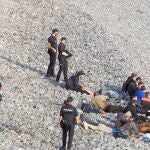Una patera con 15 inmigrantes magrebíes arribó este miércoles por sus propios medios a la playa de Triana, en el sur de la isla de Gran Canaria. EFE/Quique Curbelo.
