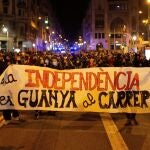 Independentistas durante una manifiestación en la plaza Urquinaona y la Via Laietana de Barcelona