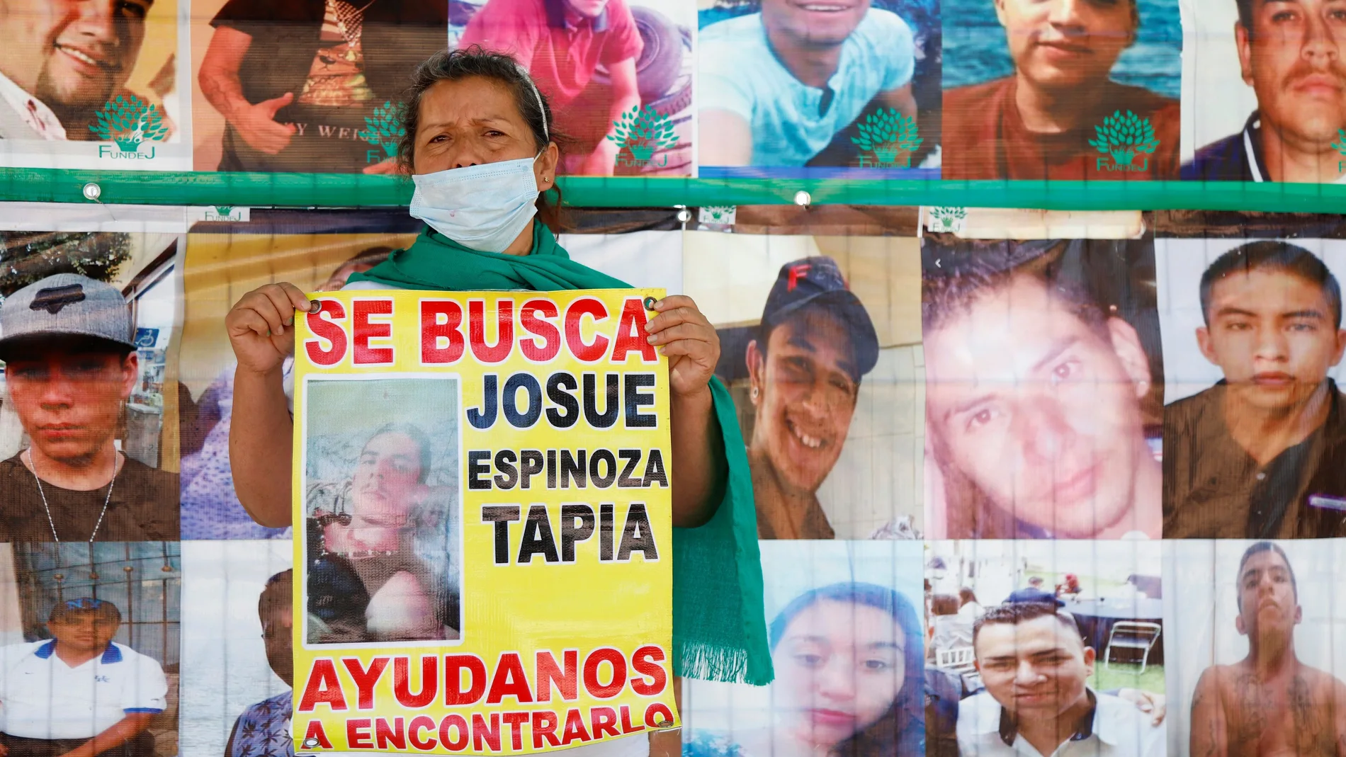 Integrantes del colectivo Familias Unidas por Nuestros Desaparecidos Jalisco (Fundej) participan en una manifestación en las afueras del Instituto Jalisciense de Ciencias Forenses