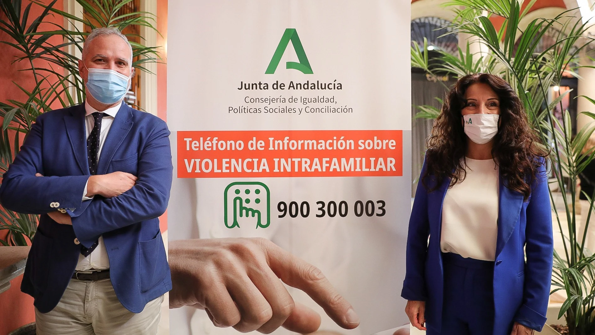 El director de la Agencia de Servicios Sociales, Víctor Bellido, y la consejera de Igualdad, Rocío Ruiz