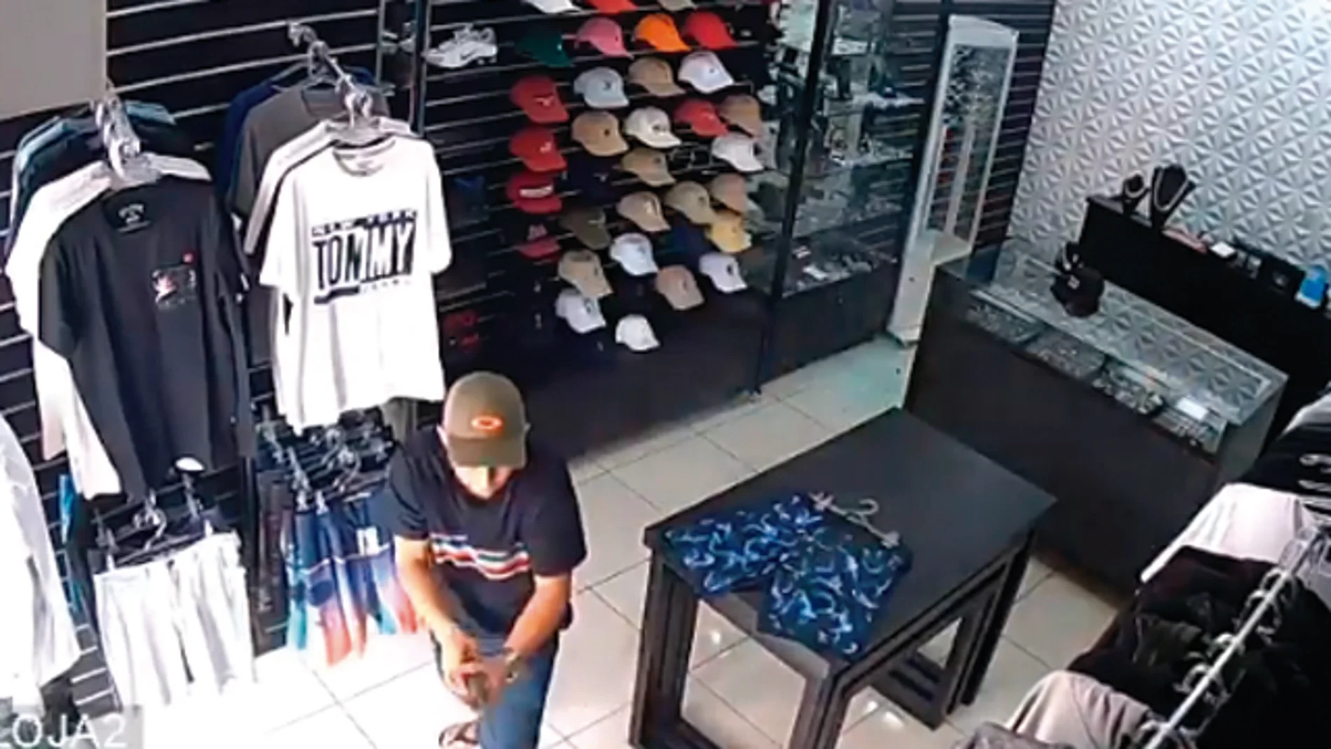Imagen de la videocámara e seguridad de la tienda en la que se ve al dueño rematando a los ladrones