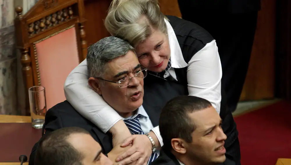 La mujer del líder de Amanecer Dorado le abraza Nikolaos Michaloliakos