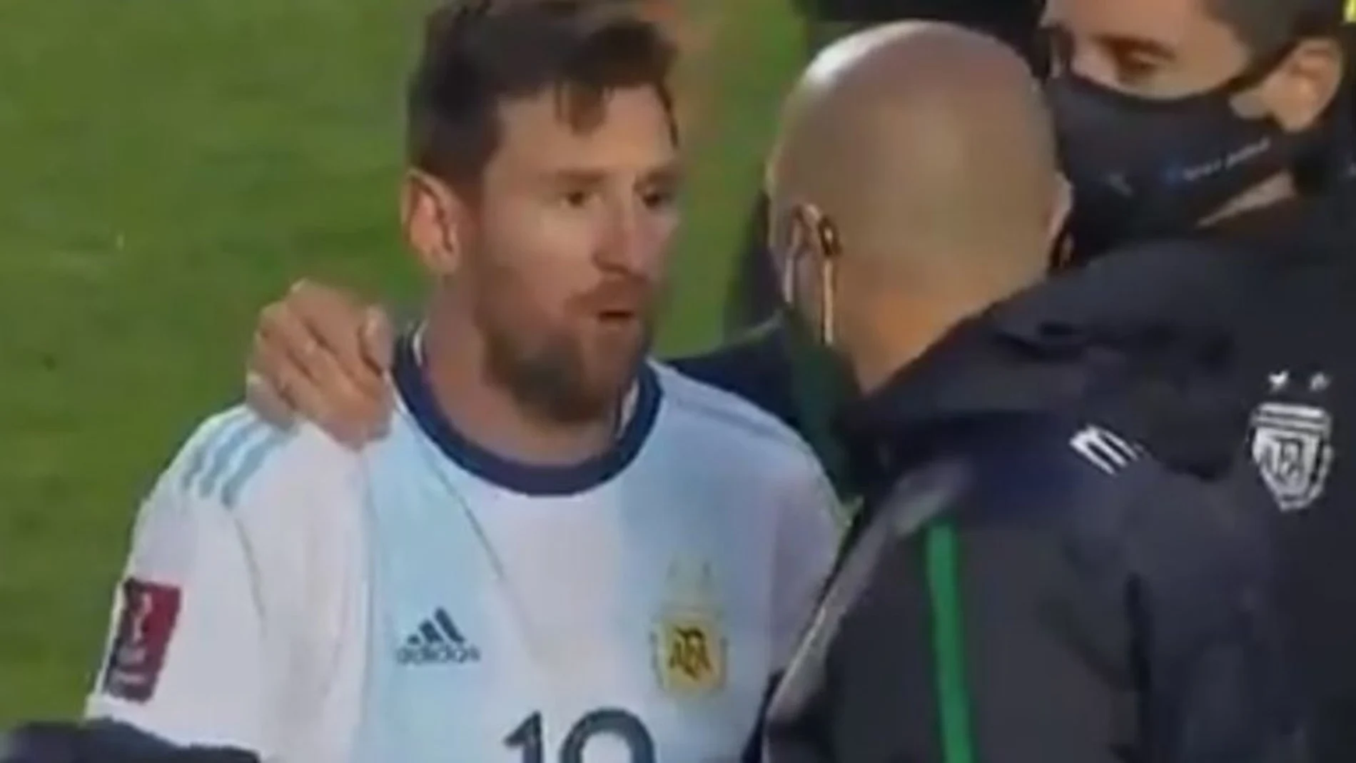Messi se encara con Lucas Nava, preparador físico argentino de Bolivia