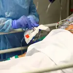 Un médico atiende a un paciente crítico en la unidad de cuidados intensivos del Hospital Infanta Sofía de Madrid