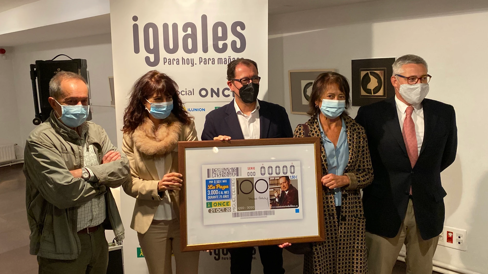 Presentación del cupón de la ONCE en honor a Miguel Delibes, en el que han participado la concejala Ana Redondo, Ismael Ismael Pérez, Elisa Delibes, y Fernando Zamácola